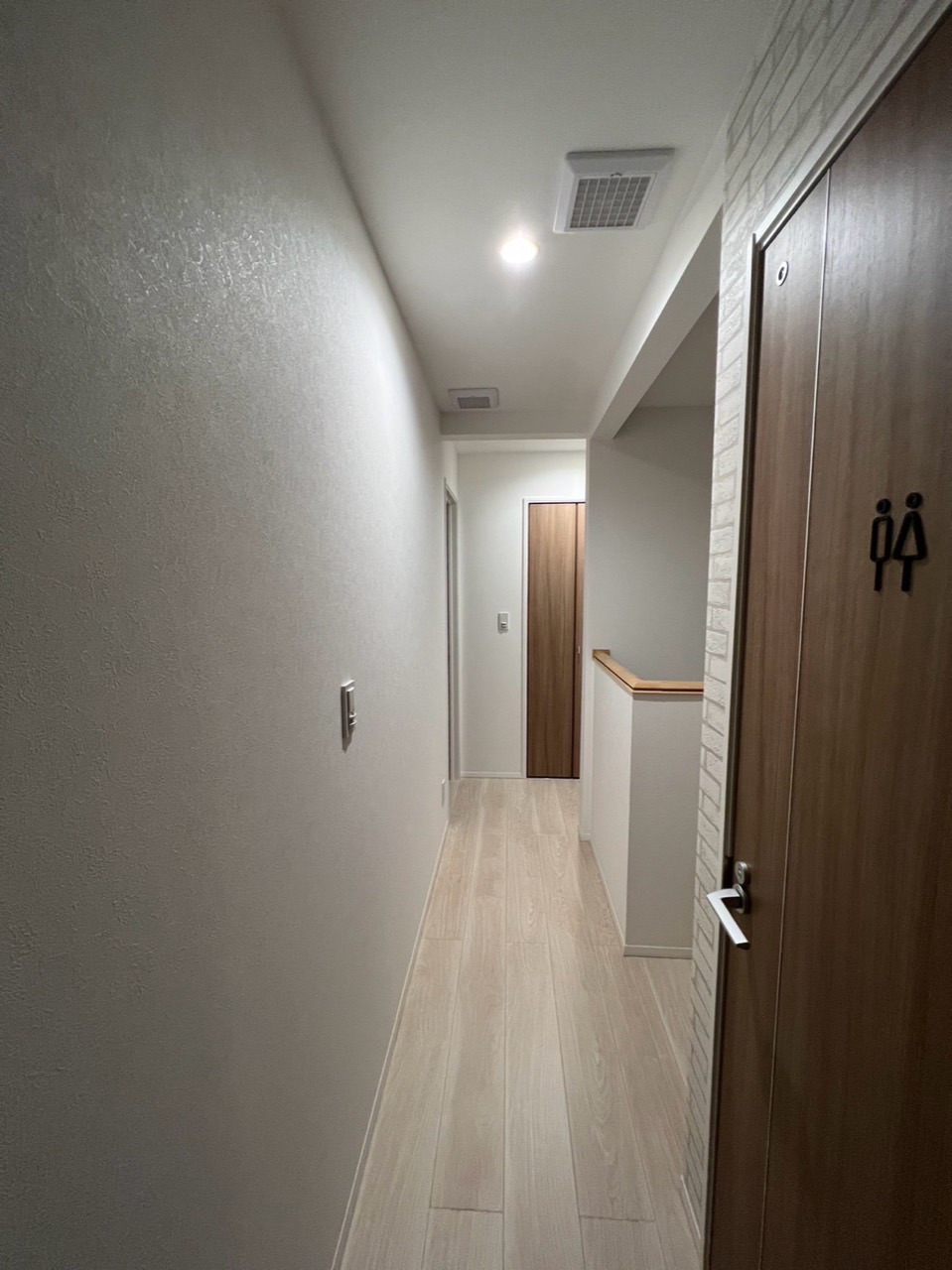 一条工務店の廊下と建具、天井の換気口が見える室内