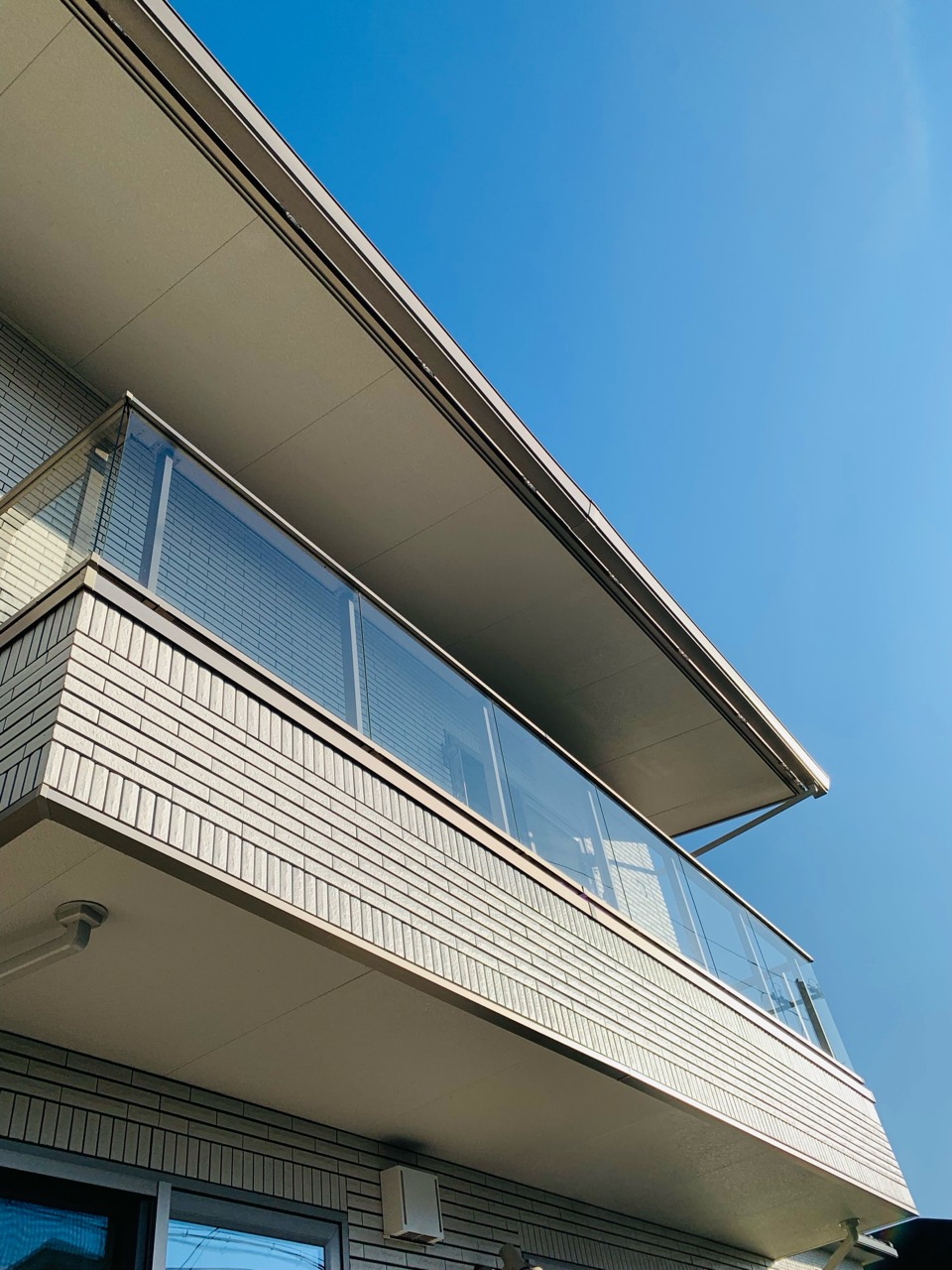 青空を背景にした一条工務店の住宅とバルコニー