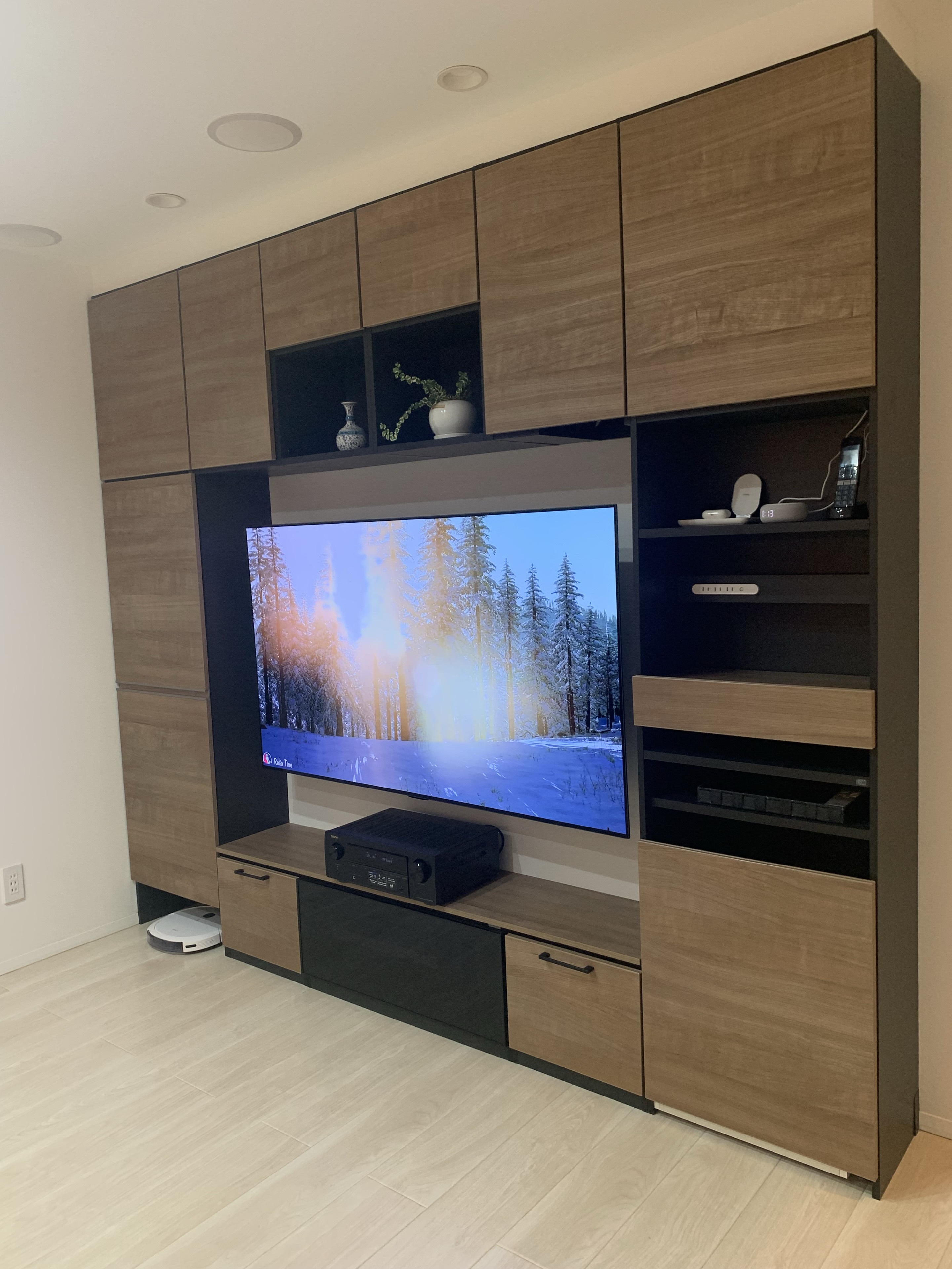 テレビと収納を一体化したDAIKEN MiSELの大型テレビボード全景